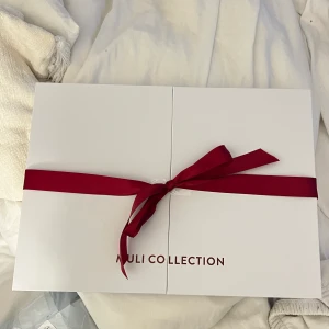 Muli adventskalender  - Muli adventskalender, fylld med smycken, jag har inte öppnat den, säljer om någon är intresserad. Är i färg guld och storlek på ringar är 18mm