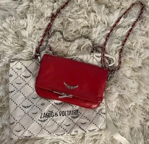 Zadig rock nano röd  - Säljer nu min röda Zadig Voltaire väska i den lilla storleken, nypris cirka 2000kr. Första och sista bilden är lånad men kan skicka fler egna bilder! Originalpåsen medföljer. Skickas spårbart eller möts upp i Göteborg❤️‍🔥