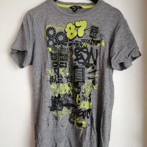 Grå t-shirt med tryck - Bud ges. Kontant mottages.