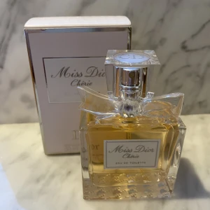 Miss Dior Cherie 50ml parfym - Nästan helt oanvänd parfym från Dior 50ml. Gåva som inte riktigt var min doft. Givetvis äkta och skickas med instabox, köparen betalar frakten.