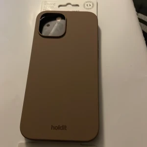 Beige HOLDIT mobilskal - De är ett beige mobilskal i märket holdit. Precis köpt och aldrig andvändt. Helt nytt skick med orginalförpakning. 