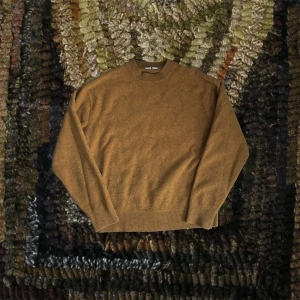 Orange tjocktröja - Orange mjuk tjocktröja!! ny skick och varm, bra för kallare dagar under vintern :)) sitter rätt lose