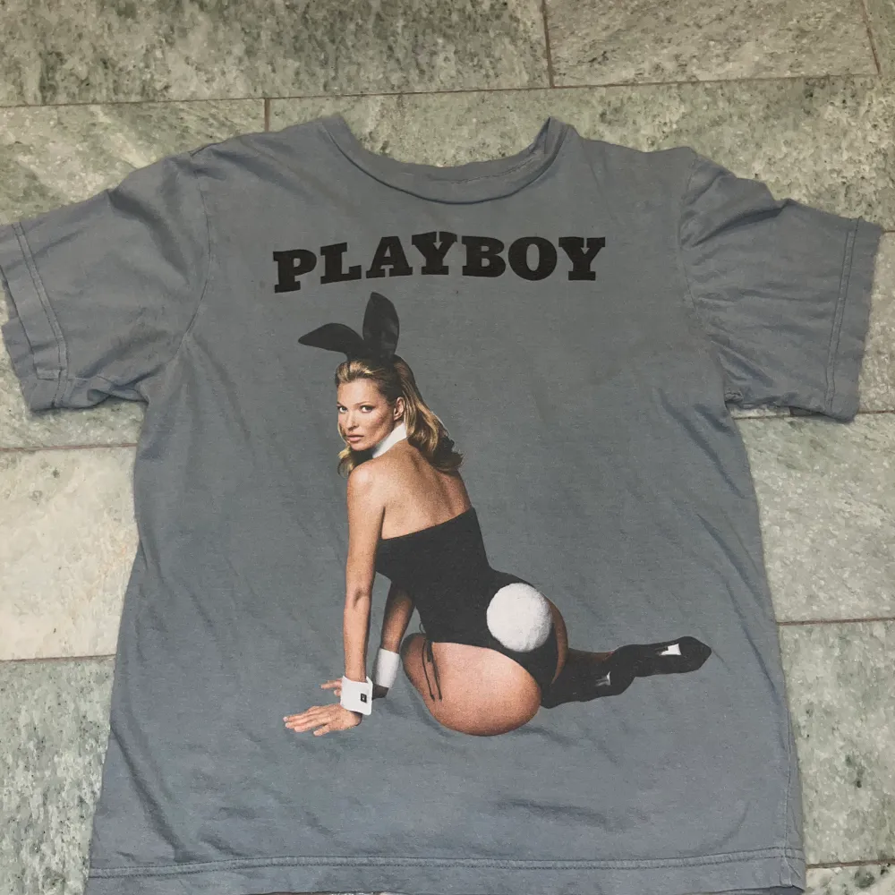 Till Playboys 60 års firande så släppte de den här limiterade tröjan i samarbete med Kate Moss. T-shirts.