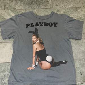 Till Playboys 60 års firande så släppte de den här limiterade tröjan i samarbete med Kate Moss