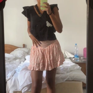 Orange vid blommig kjol - Snygg sommarkjol Köpt i Cypern använd ett fåtal ggr