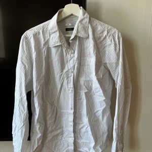 Vit-randig Adam Skjorta Strl L - Snygg estetisk vit-randig skjorta från Adam i storlek Large