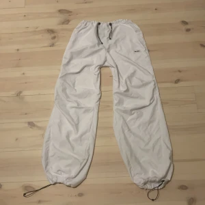 Urban outfitters trackpants  - As coola och trendiga vita trackpants från Urban outfitters egna märke. De är i jätte bra skick och har en väldigt fin pass form! Luftiga och smidiga och har justerbar midja och ben slut!  Originalpris: 700kr