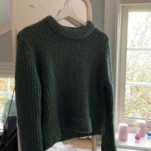 Stickad tröjan strl S - En mörk grön stickad tröja från Weekday, kommer inte till användning av mig längre. Använt bara npgra gånger🙌☺️