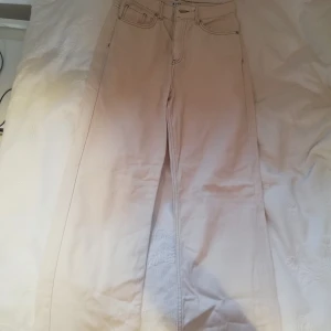 Vita-beiga jeans - Vit-beiga jeans med bruna sömmar. En ögla (vänster bak) är lite trasig. Säljer för att de är för små. Frakt inkluderad i priset (49kr). De känns mer som 34 än 36 i storlek. 
