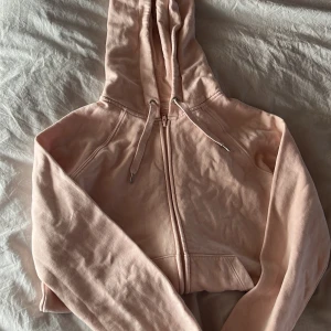 Hoodie - Rosa hoodie med dragkedja, superfin kvalitet och knappt använd.🥰Storlek XS
