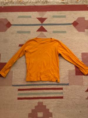Tight långärmad tröja i fin orange färg
