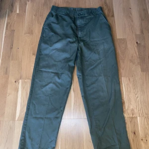 Vintage army pants  - Vintage armébyxor av bomullsblandning. Köpta I Amsterdam i en vintage military surplus butik.  