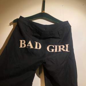 Svarta, stora, lösa jumperbyxor med tajt midja ”Bad girl” skrivit på rumpan