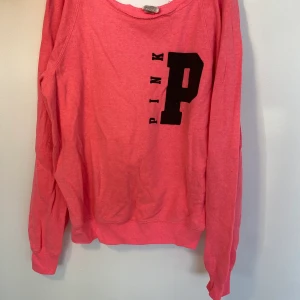 Pink (Victoria’s Secret) tröja - En rosa tröja med pink tryck och oversized fit från pink