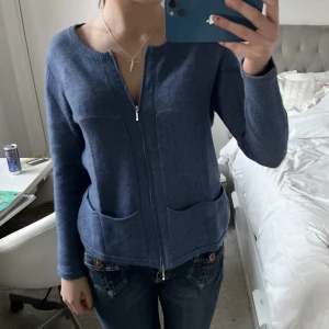 Stickad zip up!! - Säljer denna blå zipup tröja!! Jätte mjuk och superfint skick❤️‍🔥