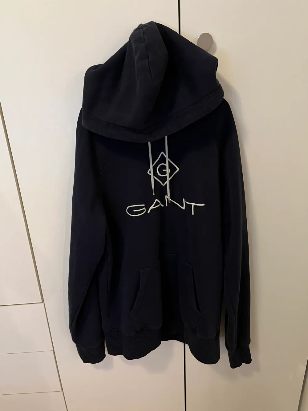 Säljer nu min svarta Gant hoodie storlek S i fint skick, 9/10. Passar även Xs. Köpare står för frakt!. Hoodies.