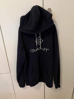 Säljer nu min svarta Gant hoodie storlek S i fint skick, 9/10. Passar även Xs. Köpare står för frakt!