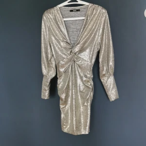 Bikbok klänning - Glittrig klänning från Bikbok strl S. Använd en gång