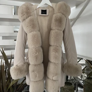 Copperose vinterjacka beige  - Säljer denna fina och varma vinterjacka, knappt använd och den är som ny! Köpt för 1 år sedan för 1,5k. Men nu kommer den tyvärr inte till användning!  