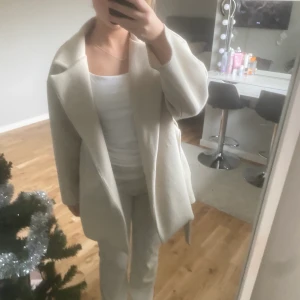 Kappa - Säljer min helt nya kappa i en jätte fin beige färg.Säljer pgr att den inte kommer till andvänding.St är M men passar som S då den är liten du storleken.Är 1.60 