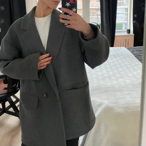 Tjock kostymkappa  - Supersnygg kostymkappa från hm. Superfin kvalité på den. Rött tjock så går definitivt att använda på sen  hösten/ tidig vår. Även vinter med en tjocktröja under. Storlek M för att den ska kännas lite mer ocersized på mig som är xs normalt. 