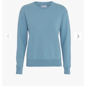 Gråblå Sweater  - Gråblå semester från colorful standard. Nypris är 700kr. Väldigt skön och har med passform! 