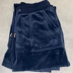 Juicy Couture byxor - Säljer mina marinblåa juicybyxor, ev. byten mot annan färg i strlk. XS/XSS. 💙 Inga defekter så dom är i nyskick. (första bild lånad) skriv om du är intresserad!  mvh Joline 💙