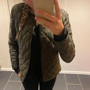 Uniqlo Jacka - Säljer nu denna mörkgröna jackan från Uniqlo, jackan är köpt för 699 o säljer nu för 500❤️ Den är köpt för mindre än en månad sen och får ingen användning av den ❤️Den är i Storlek M men sitter bra på mig med Xs/s i vanliga fall! 