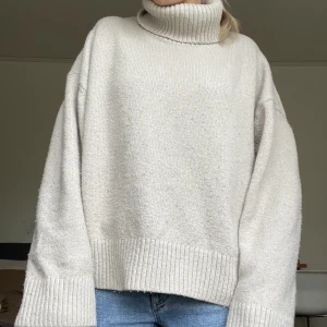 Stickad tröja  - Super fin stickad tröja i beige färg. Den är använd men har mycket kvar att ge 👍🏼🌟