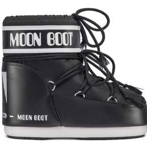 Jag söker låga moon boots i vit eller svart i storl. 38. Max 650kr