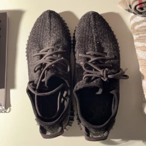yeezy skor pirrt black - Säljer mina riktigt snygga skor pga att dem är för små!