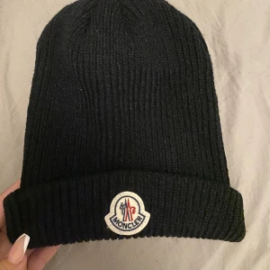 Moncler mössa  - Säljer min moncler mössa 