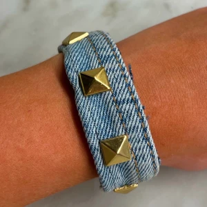 Jeans armband🌟 - Supersnyggt jeans armband med guld nitar🌟