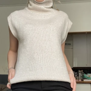 Stickad tröja utan ärmar  - Aldrig använd och inga defekter förutom en liten som på ryggeb