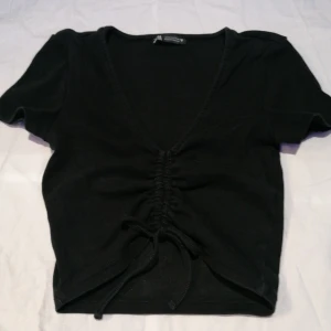 Zara topp - Svart justerbar crop-top från Zara. Sparsamt använt.