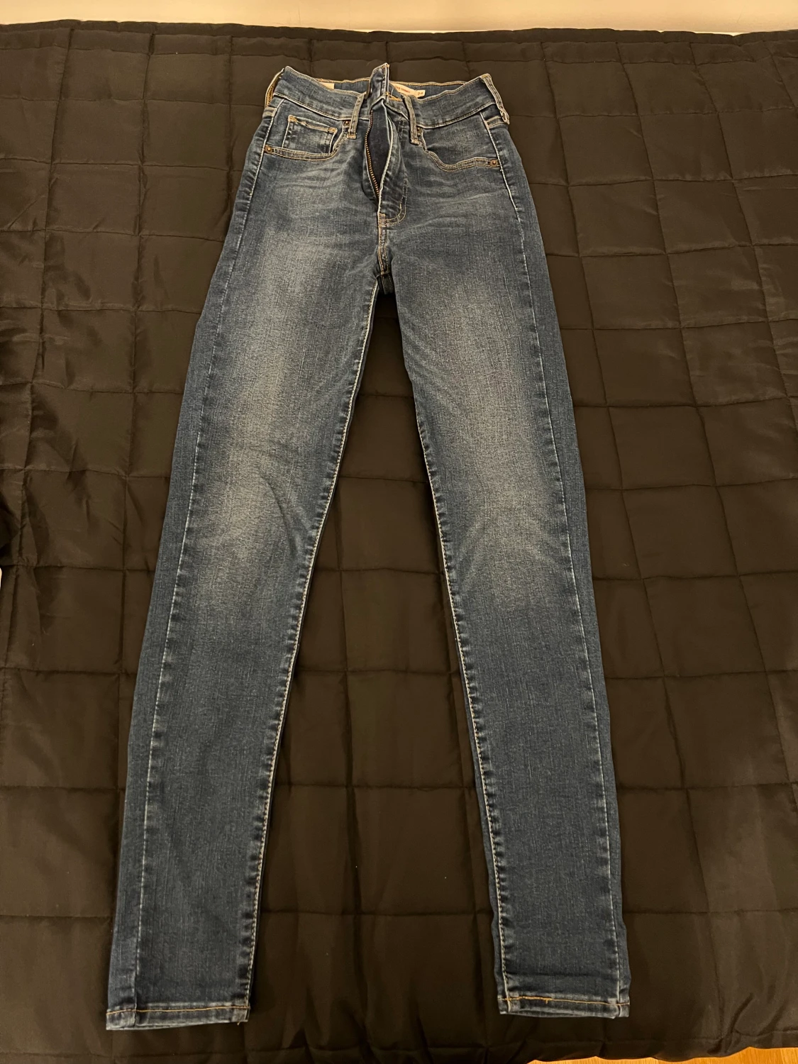 Blåa Levis jeans i storlek 24 - 90