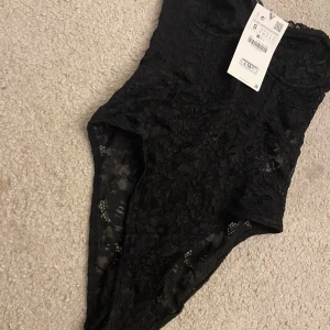 Body från Zara - Oanvänd body med prislapp kvar