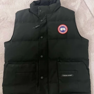 Canada goose väst - Hej jag säljer en canada goose väst använd lite grann och storlek s