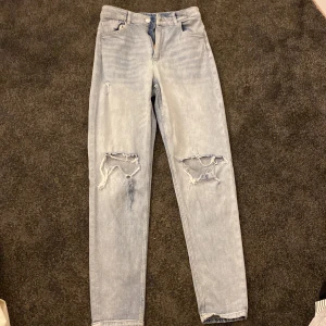 Slitna jeans - Ett par super fina slinta jeans. De är ifrån h&m och är i storlek 164. De passar mig bra i både längd och storlek och jag är 165cm lång och har oftast S eller M. De är köpta för några år sen men har inte blivit använda på ungefär ett år. 