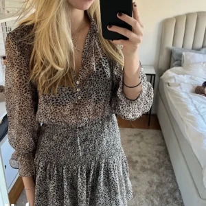 Zara klänning - Säljer denna klänning som är helt slutsåld på zara. Storlek Xs men är stretchiga så passar större storlekar också. Aldrig använd Oxh nypris var 599kr. Säljer för 300kr❤️