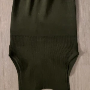 Zara linne - Linne från Zara i skogsgrön färg med massa korsande band i ryggen. Så gott som ny✨bilden blev upp och ner🙈