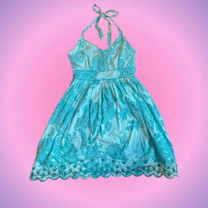 Halterneck klänning - Så fin halterneck klänning i underbart mönster!😍🌸 Helt perfekt till sommaren elr semestern🌞🌊🌴 Har fäst en säkerhetsnål där fram för gillar den mer så men man kan såklart ha de som på första bilden om man föredrar de!🙌🏼👗 Skriv privat vid intresse o frågor💗💗