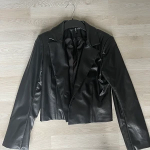 Kort läder kavaj  - Jättefin kort kavaj