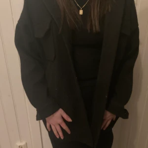 hej säljer nu en fin liten kappa!!🤩 - vin kappan från Nelly, köptes för 699 men säljs nu för 300kr!🤩jag har tyvärr tappat bort bandet som ska vara runt midjan. men tycker det är snyggare utan band, ska försöka leta reda på bandet ifall nån vill köpa den💗