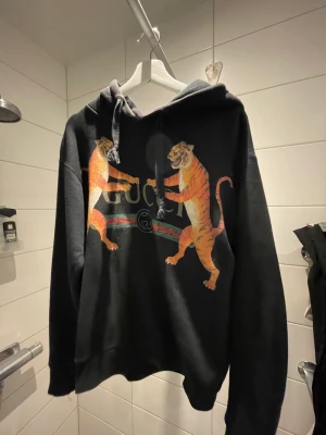 Gucci hoodie - säljer min Gucci hoodie perfekt skick  Sitter oversized den har nemligen stl XS Passar mig perfekt som är 178-180 Nypris 25000kr