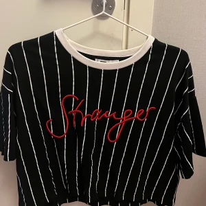 Tshirt - Som ny, från New Yorker Storlek M Mer åt magtröja hållet. 80kr inkl frakt!🤍