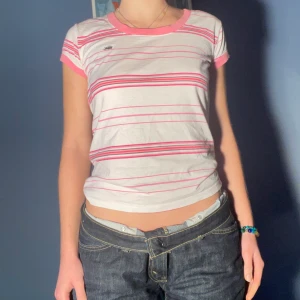 Lacoste t-shirt  - Så fin Lacoste topp men har för många liknande så hoppas den kan komma till nytta hos någon annan🤝 inte säker på storlek men typ S, bra skick inga synliga defekter! Går bra att buda 