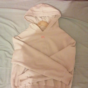 Hoddie  - Säljer min hoddie från H&m. Helt ny sick inte använt den för den inte passade mig. Kontakta för fler bilder. 