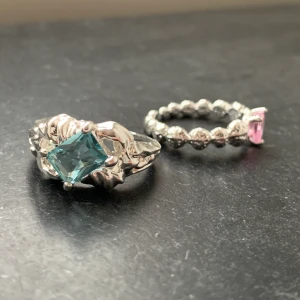 Ring - Super duper söta ringar, köpt i en bundle och dessa två var inte riktigt min stil, därför säljer jag dessa två! Helt nya alltså, sterling silver med varsin sten dekoration🔮 Justerbara!!! 200kr/st el 300kr för båda!🌸🌸🌸 SE ANDRA ANNONS FÖR MATCHANDE HALSBAN