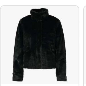 Lurvig jacka - En svart lurvig jacka från only. Köpt på Vero Moda och är i bra skick. Prefekt till höst/vinter
